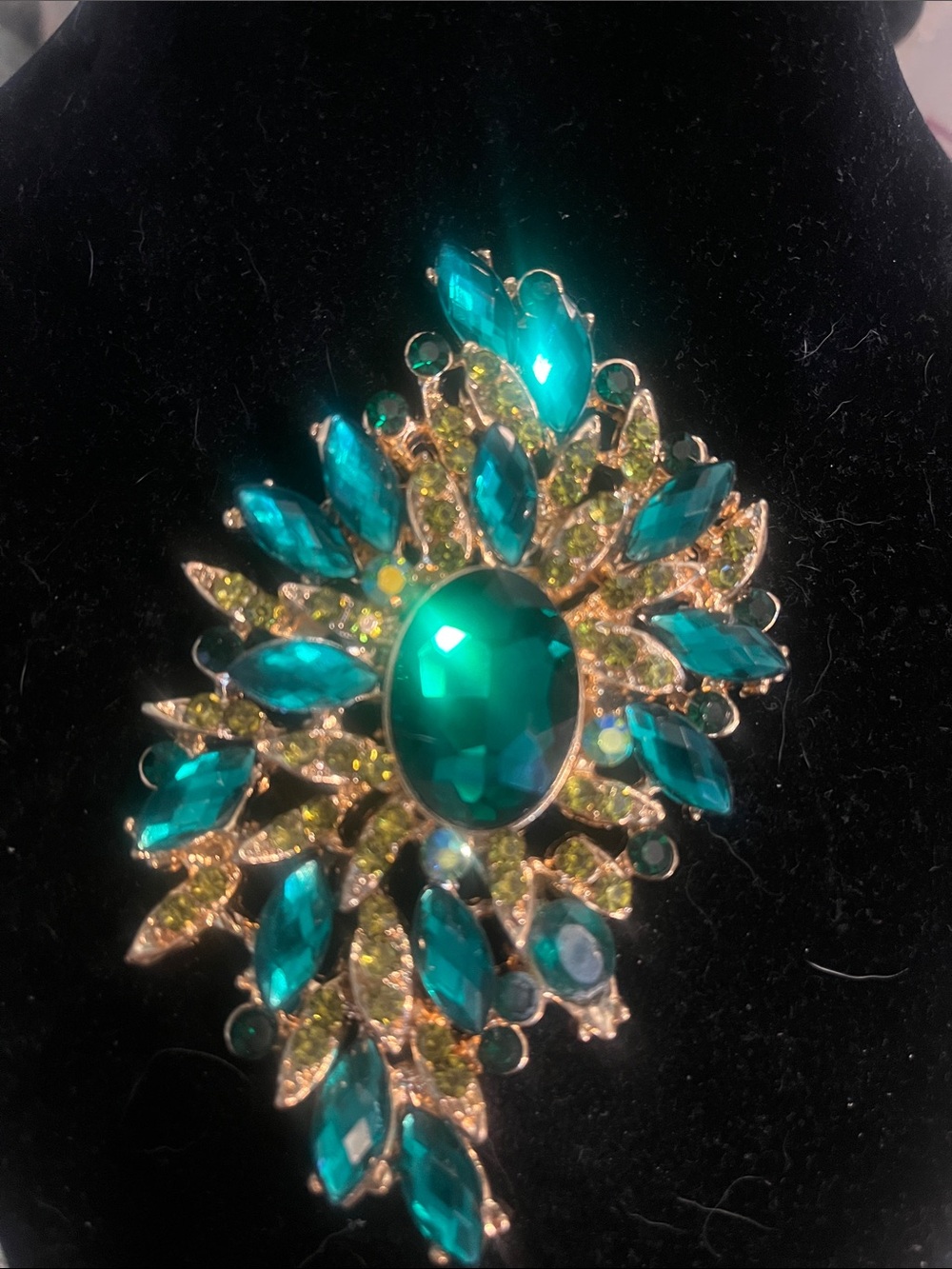 Green Rhinestone Statement Brooch – Elegant Women’s Jewelry - Picture 2 of 3